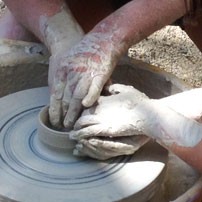 Atelier Pozemo à Vabres (Gard), stages et loisirs créatifs de poterie, modelage, tournage, cuisson raku,